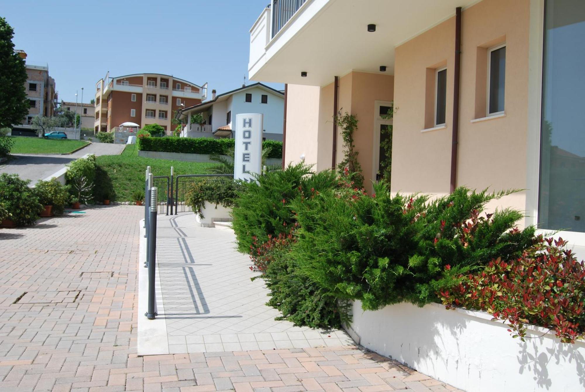 Hotel Europa Nereto Exterior photo